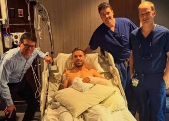 Jordan Henderson and the medical staff pose for a photo