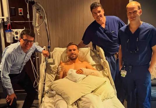 Jordan Henderson and the medical staff pose for a photo