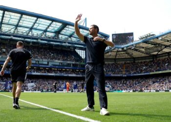Emotional Alonso Eager to Build Strong Chelsea Connection After Stamford Bridge Debut 3 Chelsea manager Xabi Alonso waves the fans during Chelsea's clash against Real Sociedad in preseason friendly at Stamford Bridge