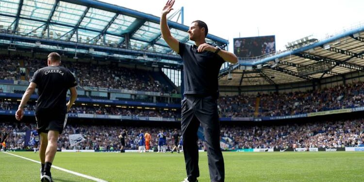 Emotional Alonso Eager to Build Strong Chelsea Connection After Stamford Bridge Debut 1 Chelsea manager Xabi Alonso waves the fans during Chelsea's clash against Real Sociedad in preseason friendly at Stamford Bridge