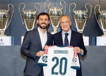 Playing for 15-Time UCL Winners Not for Everyone - Bernardo Silva 4 Bernardo Silva presented with the number 20 shirt by Real Madrid president Florentino Perez