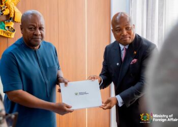 Expert Committee Submits Reports to Mahama Ahead of AU Chairmanship 3 Ablakwa hands the Ministry of Foreign Affairs report envelope to President Mahama, formally closing out the committee's mandate ahead of Ghana's 2027 AU chairmanship.