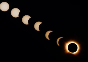 Composite image showing the process of a total eclipse over an hour as seen from Arija, Spain