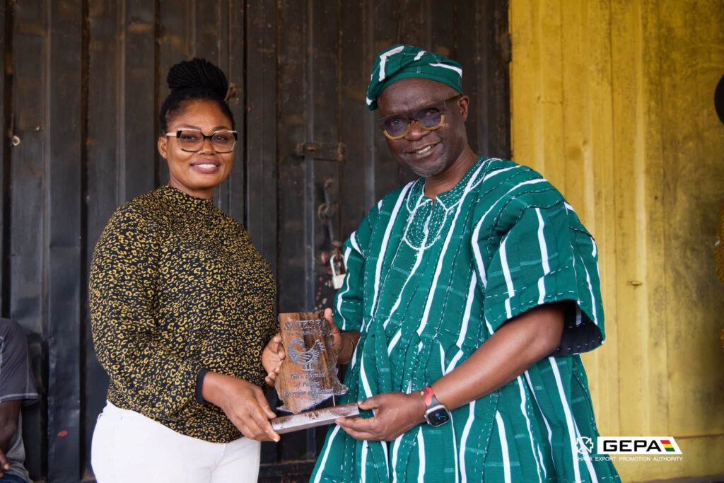 GEPA CEO Engages Western Region Artisans to Boost Export Growth 3 GEPA CEO Francis Kojo Kwarteng Arthur receives a gift from a trainee at Dress Up College of Fashion during his tour of export-oriented businesses in the Western Region