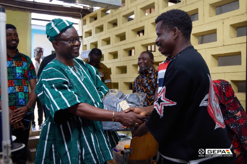 GEPA CEO Engages Western Region Artisans to Boost Export Growth 5 GEPA CEO Francis Kojo Kwarteng Arthur receives a gift from a trainee at Dress Up College of Fashion during his tour of export-oriented businesses in the Western Region