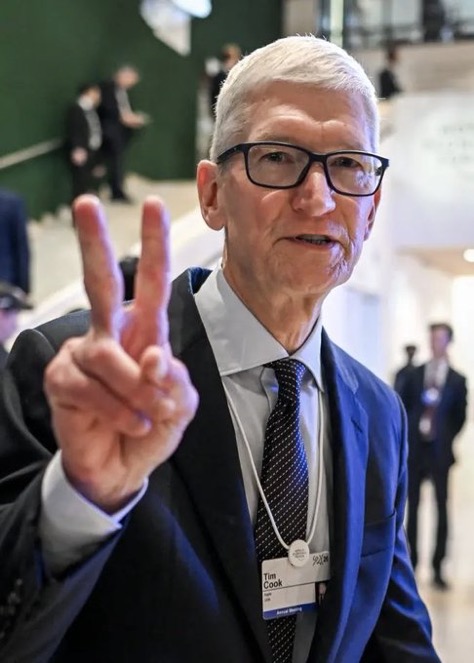 Tim Cook Steps Down as Apple CEO After Fifteen Years 2 IMG 7108