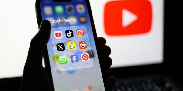Most Teenagers Plan to Opt Out of UK Social Media Curfew, Poll Finds 1 Social Media
