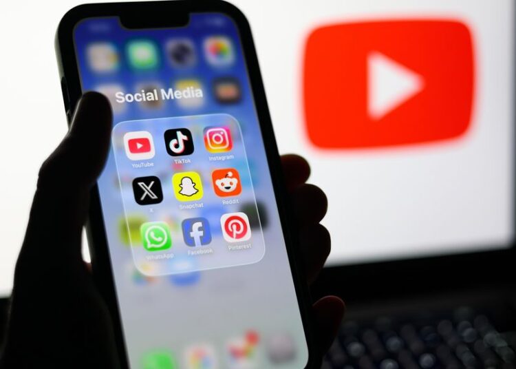 Most Teenagers Plan to Opt Out of UK Social Media Curfew, Poll Finds 1 Social Media