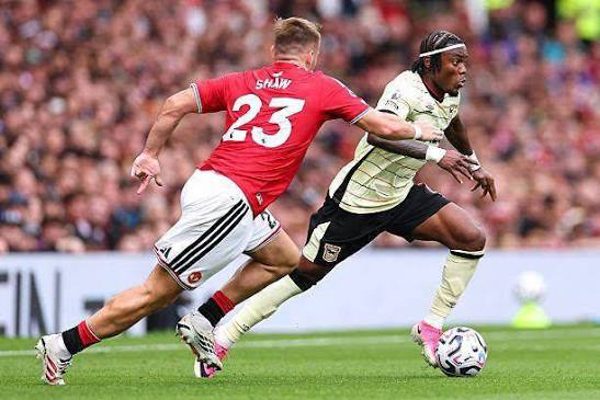 Fernandes Scores Hat-trick as Manchester United Ease Past Ipswich Town 2 image 321