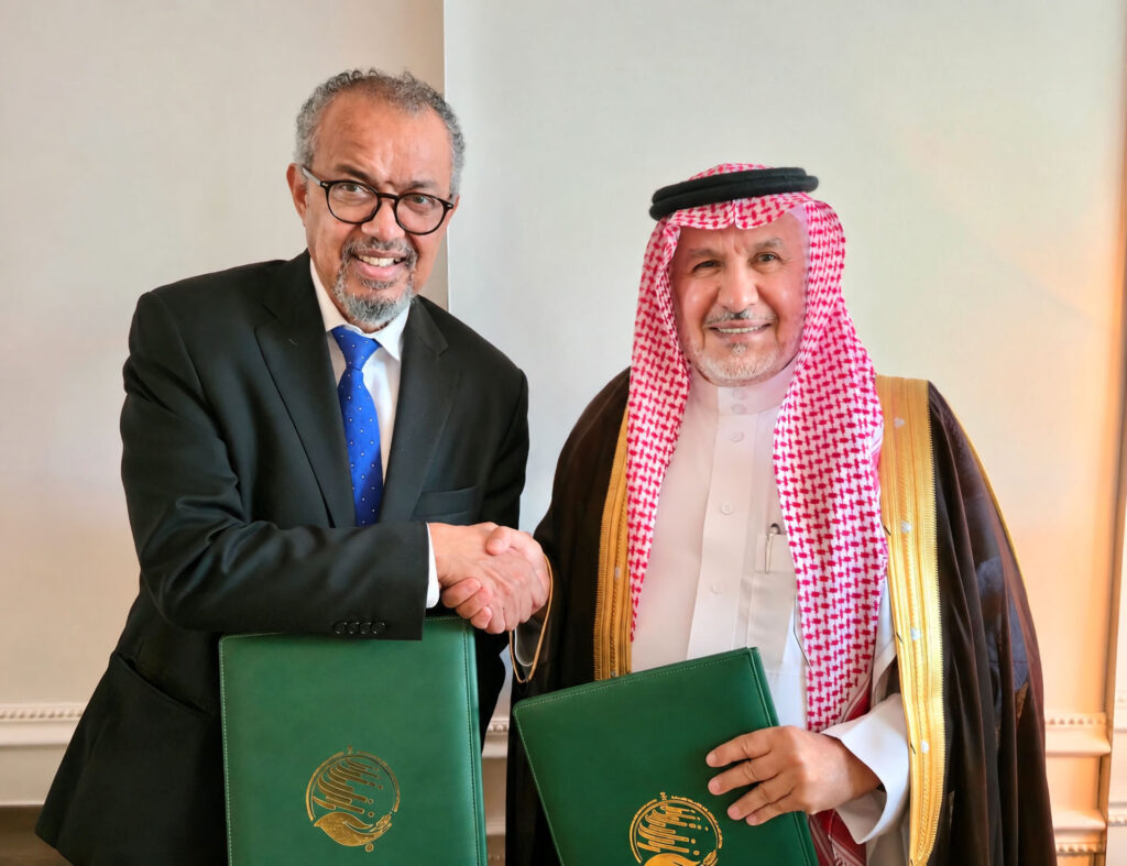 IOM, KSrelief Commit $2.6 Million to Shelter Displaced Yemenis 4 Dr Abdullah bin Abdulaziz Al Rabeeah and Dr Tedros Adhanom during the signing of the agreement to support the treatment of children with severe acute malnutrition in Yemen 1
