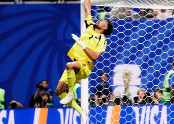 Vozinha tips the ball over the cross bar