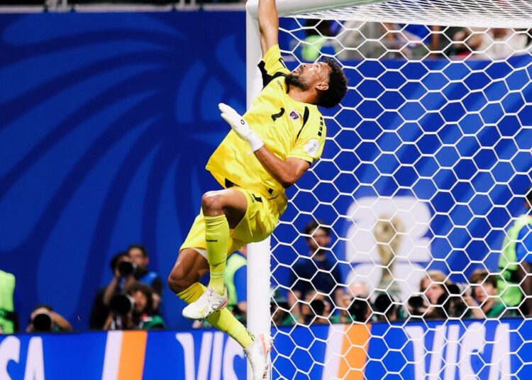 Vozinha tips the ball over the cross bar