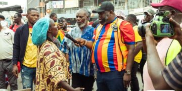 Mayor of Accra, Hon. Michael Kpakpo Allotey, Engaging Traders at Makola Market During the National Sanitaion Exercise