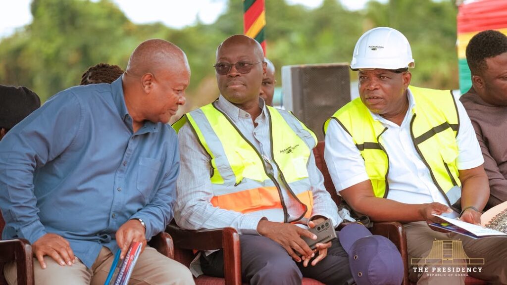 President Mahama in conversation with the Finance and Roads Ministers at the Accra-Kumasi Expressway right-of-way handover