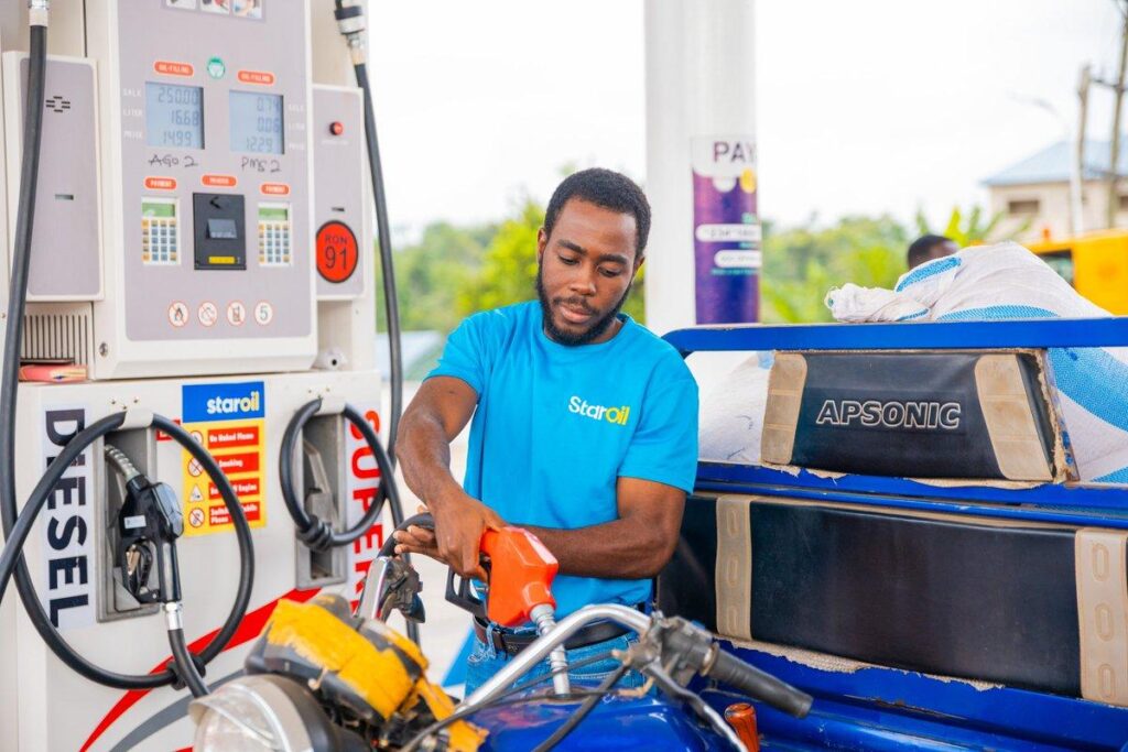 Oil Shock Raises Inflation Risk in Ghana's Transport Fare Debate 2 Fuel attendant filling a commercial vehicle at a StarOil station in Ghana