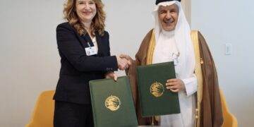 IOM Director General Amy Pope and His Excellency Dr. Abdullah Al Rabeeah, Advisor at the Royal Court and Supervisor General of KSrelief