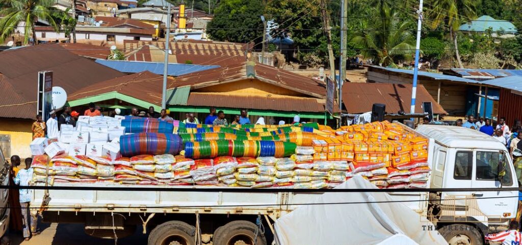 Climate Change Behind Hohoe Floods, Mahama Says as Weather Turns Unpredictable 4 Residents of Hohoe receive relief support following flooding that submerged low-lying communities, particularly parts of Hohoe Zongo.