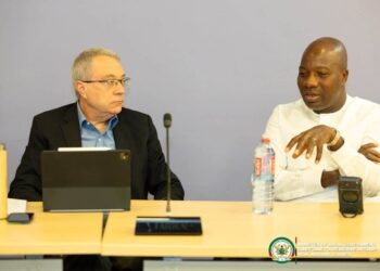 Local Government Minister Mahama Ayariga makes a point during talks with World Bank officials on sustainable cities development. (Photo: Ministry of Local Government, Chieftaincy and Religious Affairs)