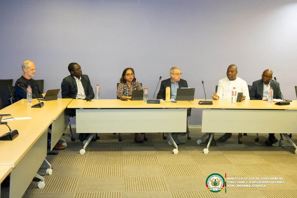Local Government Minister Mahama Ayariga makes a point during talks with World Bank officials on sustainable cities development. (Photo: Ministry of Local Government, Chieftaincy and Religious Affairs)